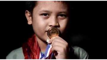 9-anyos na anak, nais ibenta ang mga nakamit na medalya para matulungan ang ina