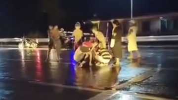 Speeding taxi slams into people helping accident victim on a bridge in Iloilo