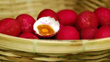 5 family members poisoned after eating salted egg