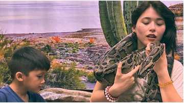 Kylie Padilla at kanyang mga anak, matapang na humawak ng ahas
