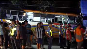 Pampasaherong bus na matulin umano ang takbo, sumalpok sa arko; 41 katao, sugatan