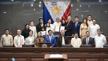 Yumaong lola ni Mariel Padilla na si May Panlilio Sazon, pinarangalan sa Senado