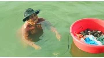 85-anyos na ina, babad sa dagat araw-araw para lang may ipakain sa anak na PWD