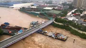 Mga barge, inanod ng rumaragasang baha sa Marikina river; tinamaan na tulay, bahagyang nasira