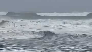 Reporter, napatakbo nang biglang rumagasa ang tubig dagat papasok sa tinutuluyang hotel sa Baler