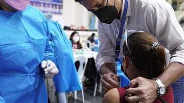 Richard Gomez helps a lady calm down during vaccination