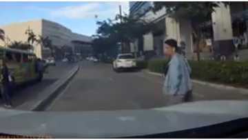 Ala-zombie na raw? Pedestrians na nakasuot ng headset binigyang babala