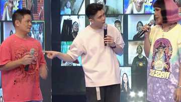 Vice Ganda at Vhong Navarro, pinuna ang t-shirt ni Ogie Alcasid: “butas-butas”