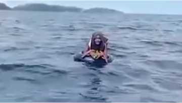 Lalaking gusto magbakasyon pero walang budget, lumangoy na lang sa dagat imbis magbayad ng pamasahe