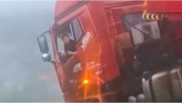 Cargo truck, lumambitin sa isang napakalalim na bangin; driver, na-stuck habang humihingi ng tulong