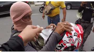 Motoristang mali ang gamit na helmet, 'hinuli' para bigyan ng bago