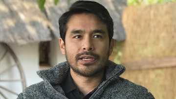 Atom Araullo flexes a pic of him with sablay; finally takes his long-delayed grad march with parents