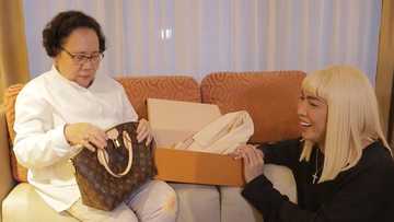 Vice Ganda at Ion Perez, niregaluhan ng bag ang kanilang Nanay Rosario