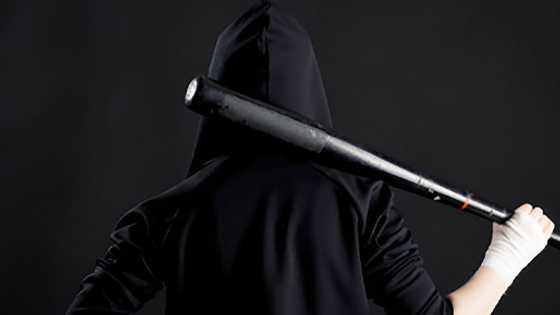 Babaeng sakay ng SUV, nag-road rage sa Pasay City; binasag ang pinto ng bus gamit ang baseball bat