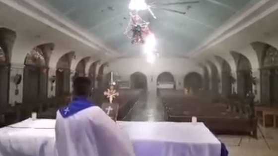 Video ng pari sa Bohol na patuloy na nagmimisa habang hinahampas na ni Odette ang probinsya, viral