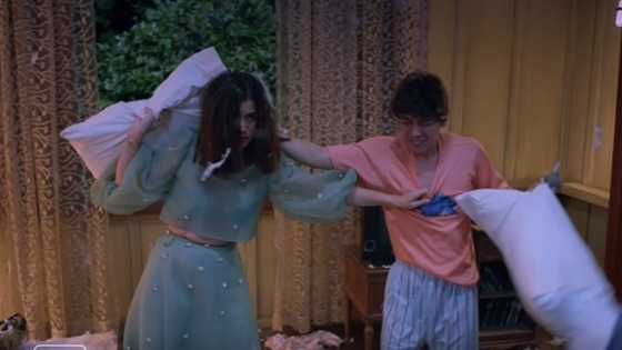 Carlo Aquino, ibinunyag na nagalit ang ina dahil sa pillow fight scene nila ni Anne Curtis