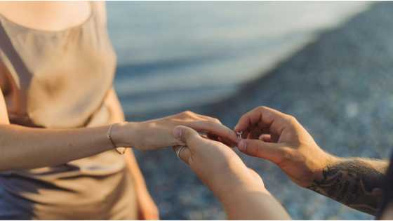 Babae, nag-"YES" sa proposal ng nobyo matapos ang 42 beses niyang pagtanggi dito sa loob ng 7 taon