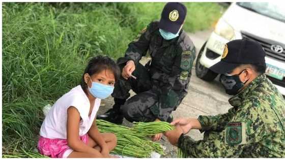 Mga pulis sa CamSur, pinakyaw ang paninda ng batang naglalako sa gilid ng kalsada