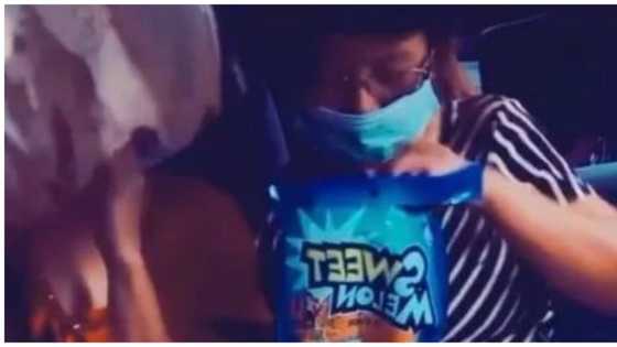 Video ng lalaking hindi nakatiis at nanghingi ng candy sa kasakay sa van, viral