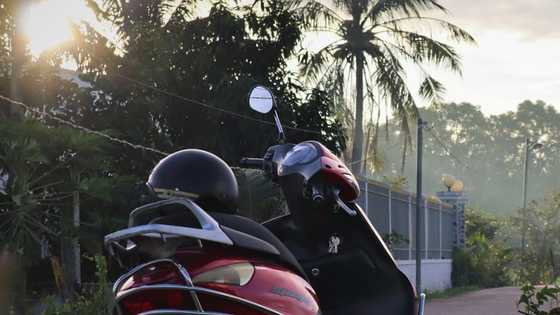 Netizens, naantig sa isang babaeng rider: "May pa-message siya sa helmet"