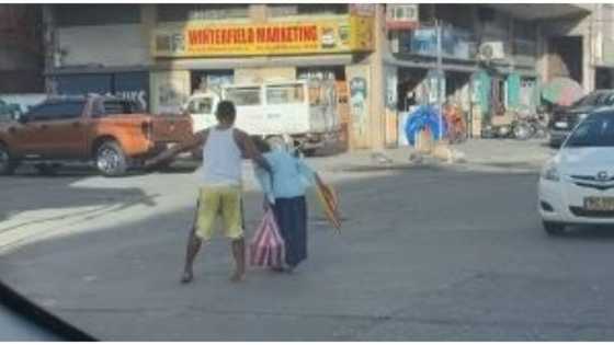 Tricycle driver na tinulungan ang 1 lola sa pagtawid, hinangaan online