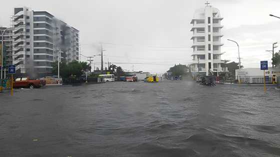 Heavy rains made Bacolod reclamation area look like a ‘Sea,’ stranding motorists