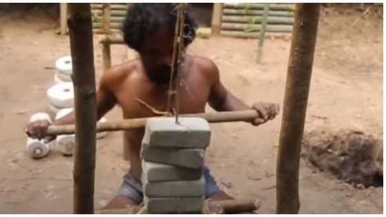 Lalaki gumawa ng sarili niyang gym gamit ang bato, kawayan, kahoy at putik