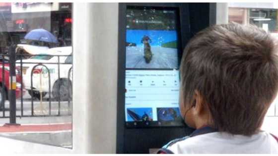 Batang lansangan na nanonood ng cartoons sa wifi kiosk sa Maynila, umantig sa puso ng netizens