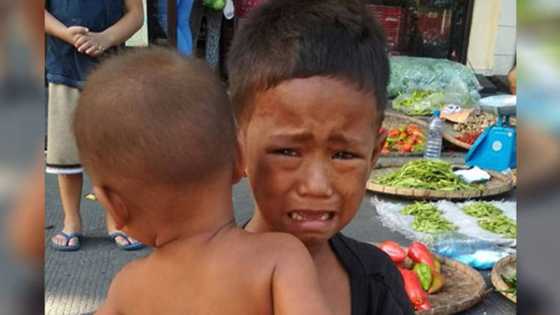 Kuyang maliit, karga-karga ang kapatid na baby habang namamalimos sa lansangan