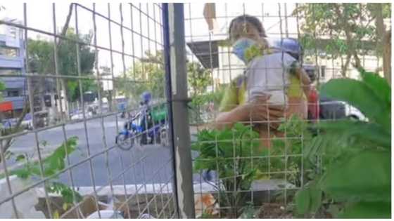 Ama na bitbit ang anak sa pagtatrabaho, natulungan ng napadaang vlogger