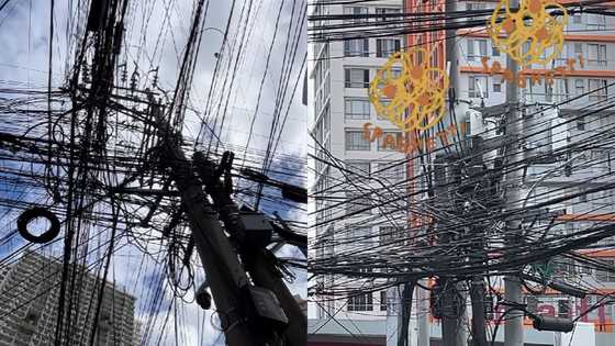 CNN international reporter, nawindang sa spaghetti wires sa Manila: "How does this work?"