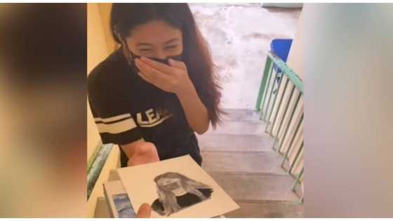 Mahusay na artist, mabilis na naiguhit ang isang babaeng nakatayo lamang sa harap niya