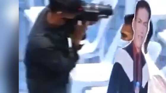 Video ng isang ama na bitbit ang standee ng anak habang tinatanggap ang diploma sa graduation ceremony, viral
