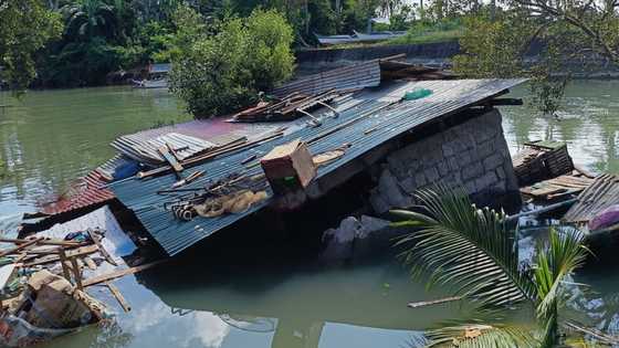 Dalawang bahay, nahulog sa ilog sa Mulanay, Quezon dahil sa high tide