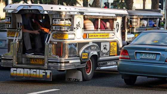 Photo of jewelry-laden woman riding jeepney holding wads of cash goes viral