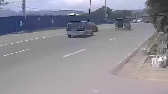 Delivery rider na nakatayo sa tabi motor niya, patay nang madamay sa salpukan ng mga sasakyan