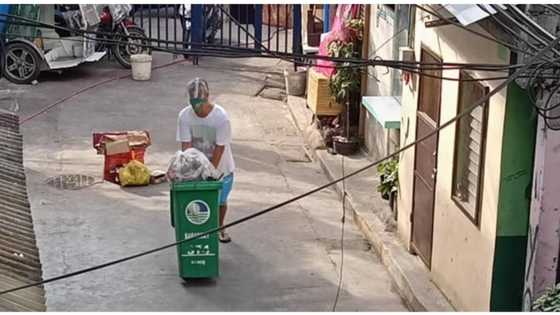 Kapitan ng naka-lockdown na barangay, hinangaan sa pagkolekta ng basura ng mga residente