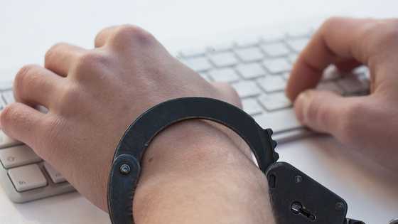 Partner ng Chinese na ide-deport, napahagulgol bitbit ang kanilang 5-buwang baby