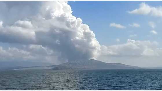 Pagbuga ng puting usok ng Bulkang Taal, sapul sa video na kuha sa Batangas