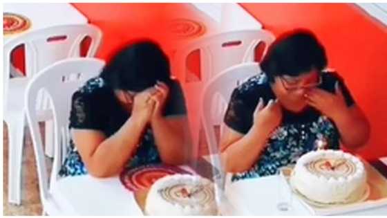 Isang babaeng mag-isang nagdiwang ng kanyang kaarawan, umantig sa mga netizens