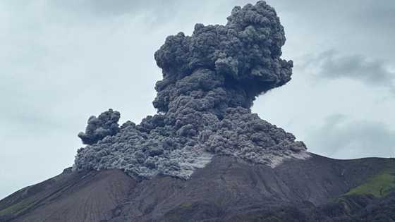 Sumabog ang bulkang Kanlaon sa Negros at nagbuga ng makapal na abo