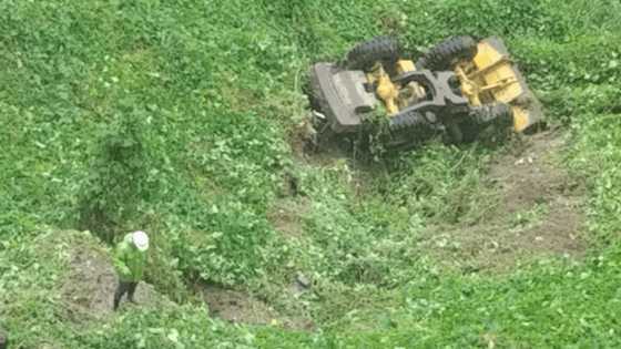 Benguet engineering team sakay ng loader, nahulog sa bangin