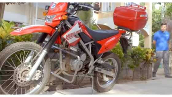 Isa lang siya! Doktor, motor lang ang gamit bilang ambulansya sa isang buong isla