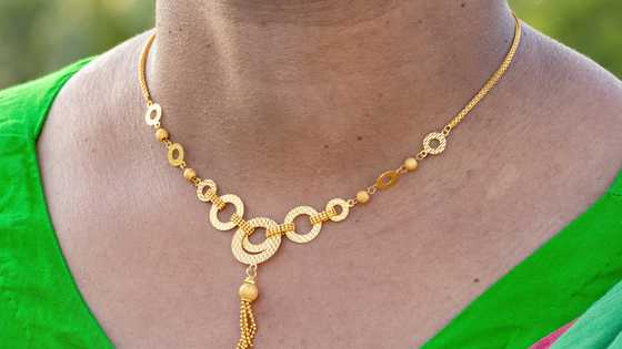 An uninvited woman came to my wedding with the exact locket my mom was buried with thirty years ago