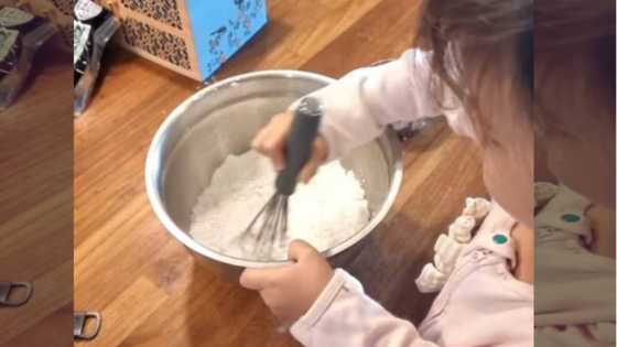 Baby Dahlia Heussaff, kinagiliwan dahil sa pagiging "daldalita" habang gumawa ng pancake