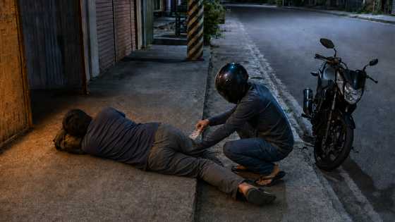 Pagnanakaw sa lalaking natutulog sa kalsada, kuha sa CCTV