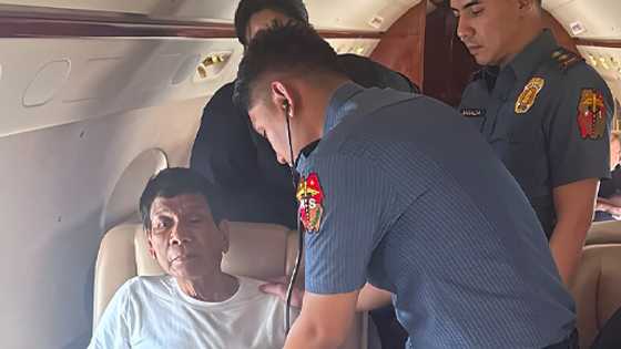 Photos ni FPRRD na patuloy na binibigyan ng medical assistance sa loob ng eroplano, isinapubliko