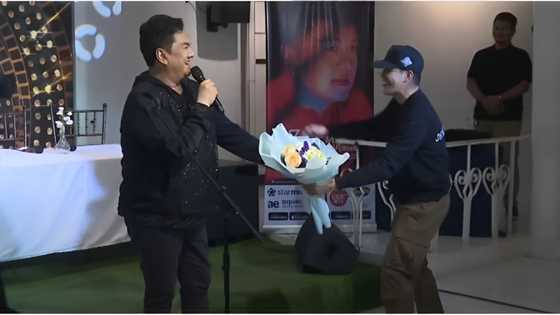 Mark Herras, sinorpresa si Jojo Mendrez sa isang event dala ang isang bouquet of flowers