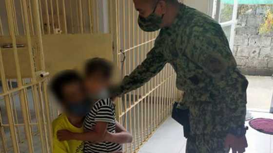 Pulis, nanlambot ang puso sa hiling ng munting bata: "Pwede ko mayakap tatay ko?"