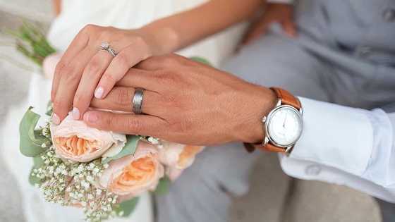 Babae, natawa sa 'bloopers' ng nobyo nang ito ay mag-propose: "Baliktad"